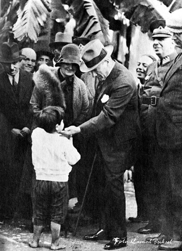 Bayraklarımızla balkonlardayız