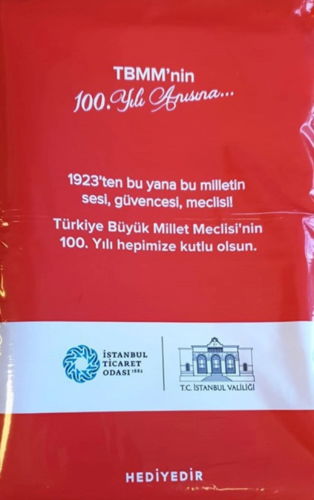 Bayraklarımızla balkonlardayız