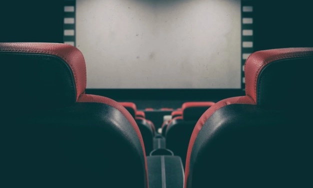 Perdeler sosyal mesafeli açılıyor