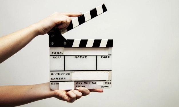 Perdeler sosyal mesafeli açılıyor