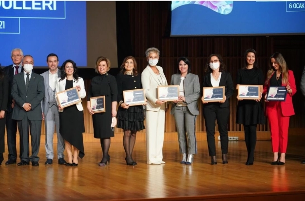 25 kategorideki başarılı 25 kadına ödül