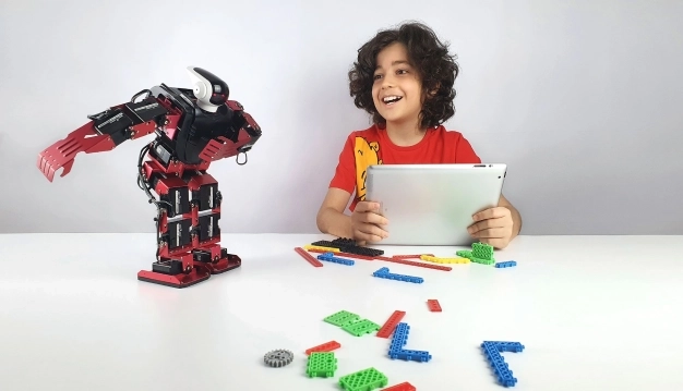 Zeybek oynayan robotlar