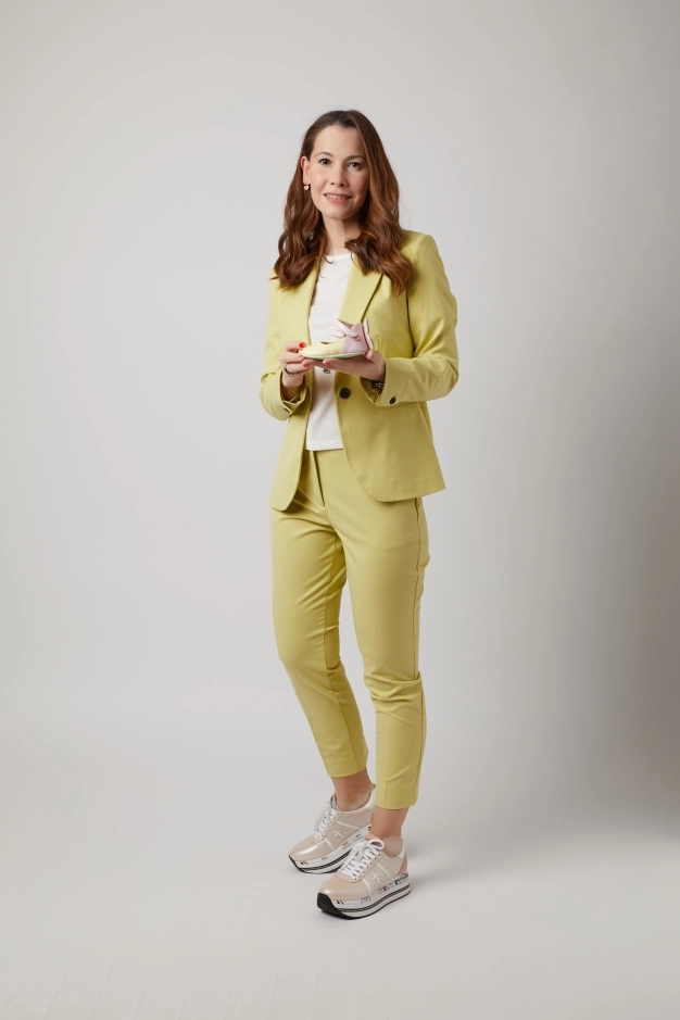 Minik ayakları el işçiliğiyle rahatlatıyor