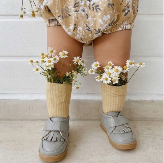 Minik ayakları el işçiliğiyle rahatlatıyor