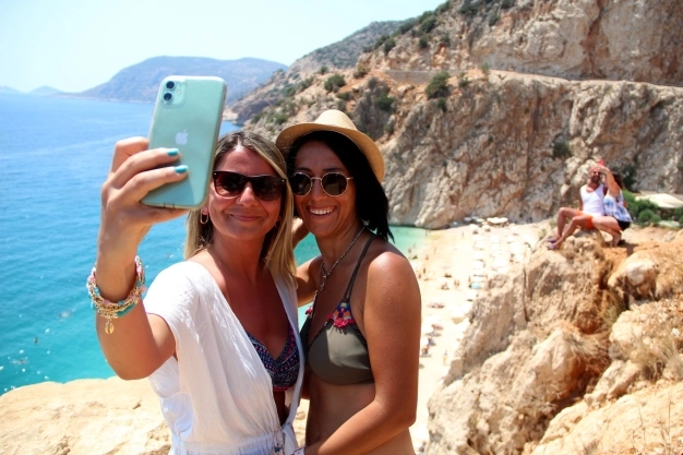 Antalya Havalimanı'na günde 19-20 bin arası Rus turist iniyor