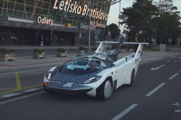 2 dakika 15 saniyede uçağa dönüşüyor