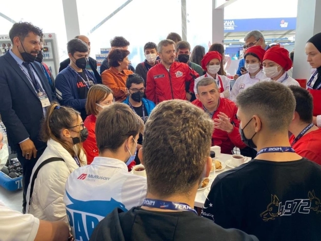 Liseliler TEKNOFEST başarı kürsüsünde