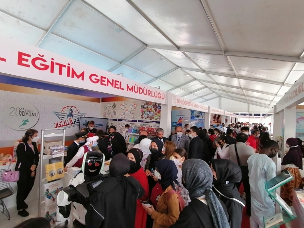 Liseliler TEKNOFEST başarı kürsüsünde