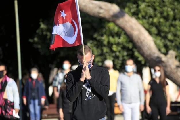 Saat 9'u 5 geçe hayat 1 dakika durdu