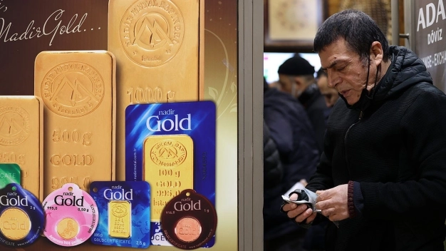 Vatandaşlar dövizlerini Türk Lirası’na çeviriyor