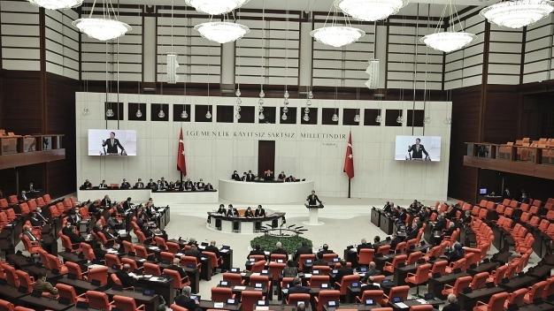 Ücret ve maaşların asgari ücret tutarından gelir ve damga vergisi alınmamasını da içeren teklif TBMM'de kabul edildi