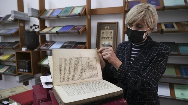 Beş asırlık kitaplarıyla 'tarih kokan kütüphane'