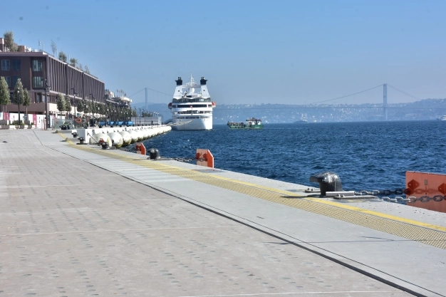 2.5 million tourists getting off the cruise