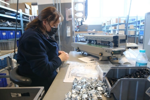 Sanayide çalışan kadınlar kaynak yapıyor, cıvata sıkıyor