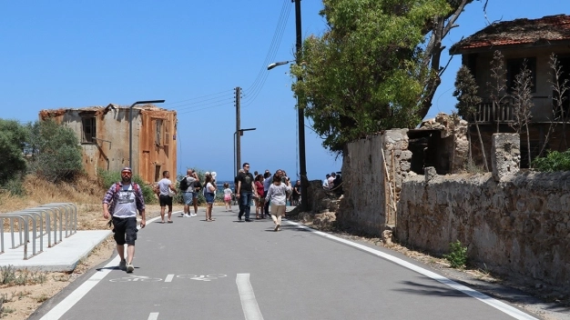 KKTC'de Maraş bölgesindeki plaj turizm mevsimi için hazır
