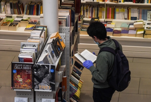 Okur kitap kokusundan vazgeçmiyor