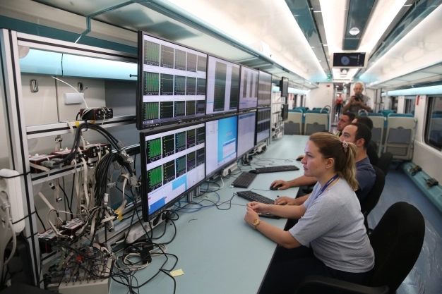 Milli elektrikli trende yeni hedef saatte 225 kilometre hız