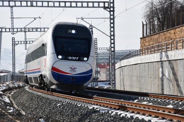 Milli elektrikli trende yeni hedef saatte 225 kilometre hız