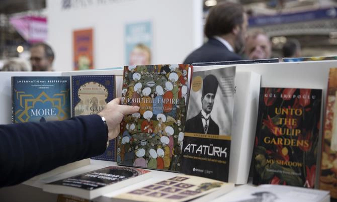 Londra Kitap Fuarı'nda "Türkiye" standı büyük ilgi görüyor