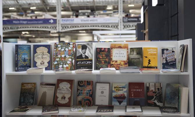 Londra Kitap Fuarı'nda "Türkiye" standı büyük ilgi görüyor