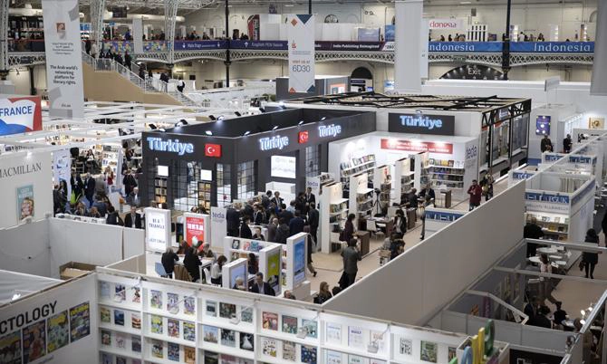 Londra Kitap Fuarı'nda "Türkiye" standı büyük ilgi görüyor
